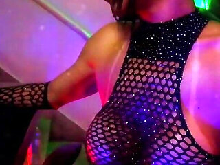 Brazilian Brunette Live: a Presence That Captivates