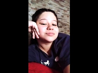 Estaba grabando y mi hermanastro lleg&oacute_ y me cogi&oacute_ tan duro, me lleno de leche My pussy