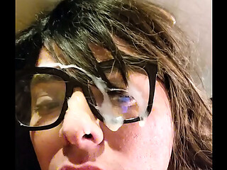 Comi&eacute_ndome el facial de semen lechita rica en la cara
