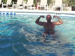 HARDBODY ITALIAN PORNSTAR SHADOW BOXING IN THE POOL