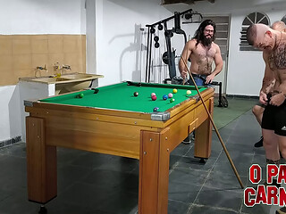 jogando bilhar e fazendo desafios safados