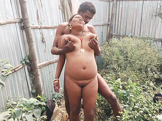 Desi pados ki bhabhi ko bulakar chudai ki Ghodi Banakar