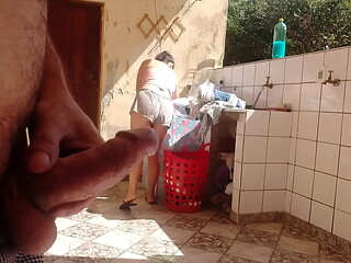 Peguei minha enteada lavando roupa de shorts, fiquei com tes&atilde_o e gostei da bucetinha super gostosa dela