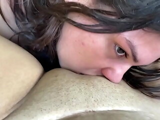 mientras tomaba el sol mi hermanastra me chupa mi apretado y hermoso co&ntilde_o