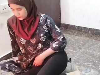 Desi aunty ko saman dene ke bahane pel diya