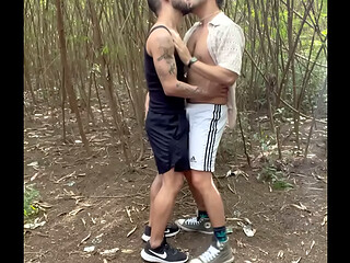 TATUADO PENTELHUDO SE PEGARAM NO TERRENO ABANDADO