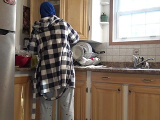 Marocaine Arab Wife with Big Ass Homemade Doggystyle Fucking in Kitchen