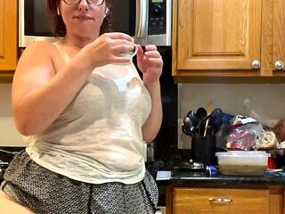 -Onlyfans.com- Hourglassleigh - You Know Mama Be Cookin
