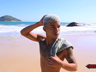 Dando pro dotado na praia de nudismo!