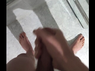 Me pajeo en el ba&ntilde_o y me corro en la silla