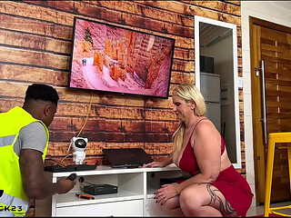 a tv da minha vizinha travou e ela me chamou para arrombar seu cuzinho