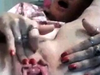 Deutsche Amateurin reibt sich vor der Webcam die Muschi