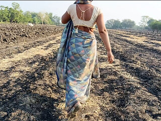 Indian Desi Village Outdoor bhabhi ne apne ghagara utha Kar apni khubsurat pankhudiyon wali bhosdi ke darshan Apne devar ko karvaya khule kh