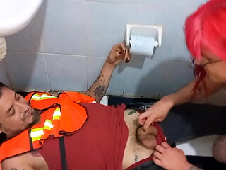 Plomero fornica con chica trans