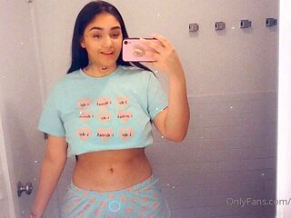 Young amateur teen in solo masturbation getting kinky