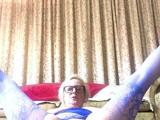 Mature blonde in stockings dildos her sweet cunt