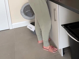 Dishes Vs. Full Bladder I Lost Control and Piss in Pants