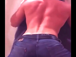 le da morbo ver mi culo desnudo despues ba&ntilde_arnos en el gym y me folla