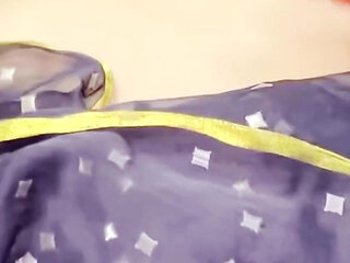 Bhabhi Ne Devar Ko Muth Marte Dekha Aur Bol Uthi - mujhe Bhi Chodo Na Hindi Viral Video