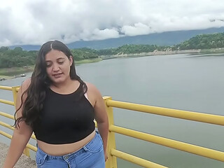 chica abandonada por su novio es auxiliada y follada por desconocido