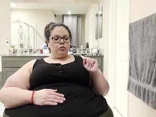 Plump Paradise: Snack N Chat