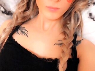 Sweet amateur babe goes solo with yellow dildo