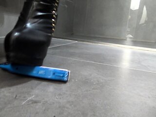 i pee on crushing things