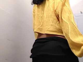 Indian Sexy Bhabhi apni chuchiyon se khelte hue