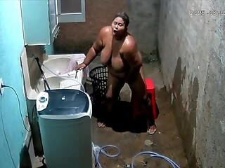 Camera escondida - Vizinha se masturba no quintal de casa e seu vizinho a observa pela c&acirc_mera Escondida