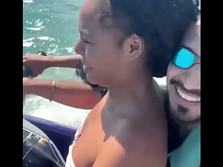 Novinha Safada, deixou marido na areia e fudeu com o instrutor no Jetski