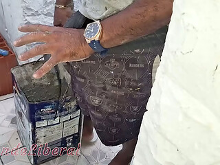 Pedreiro pediu pagamento do servi&ccedil_o em BUCETA E CUZINHO e como n&atilde_o sou boba aceitei, pois j&aacute_ estava molhadinha vendo ele trabalhar de pica dura - Trailer.