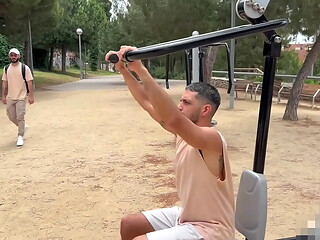 Me cojo a pelo al putito que levant&eacute_ en el parque y le dejo la leche adentro