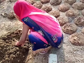 The village Bhabhi went to the edge of the village to throw cow dung and started getting her pussy fucked