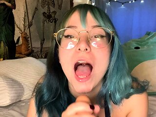 Cute amateur teen girl toying her pussy in bed on cam