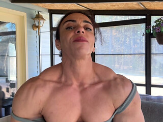 Going for a ultimate muscle mommy title