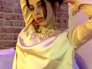 Amateur Webcam Babes Going Solo