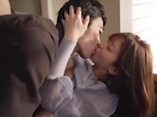 01242,A woman who screams in agony