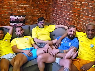 Hora de ver o futebol com os amigos acabou em foda