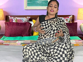 New Married Bhabhi Beatifull Saree Look Fucking New Style Viral Video Hindi Audio