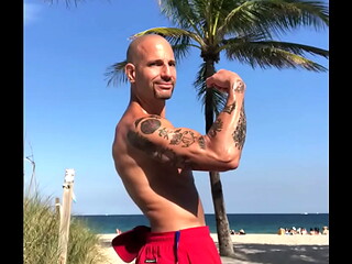 MAXXX LOADZ FLEXING AT THE BEACH