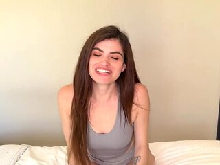 Me follo a mi hermanastra cuando mis padres no estan y le relleno