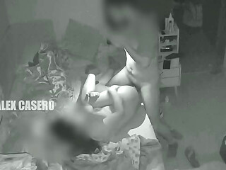 ME FOLLO A MI HERMANASTRA EN MI HABITACI&Oacute_N, LA PUTA ME VE CON LA PINGA PARADA Y SE SIENTA DE FRENTE