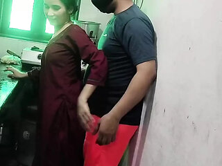 Naukrani ko malik ne kichen me hi pakad ke pel diya