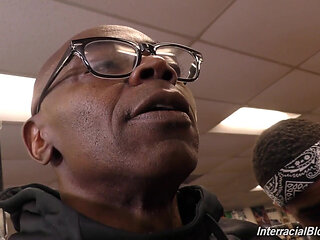 Karlee Grey deepthroats bbc while squirting