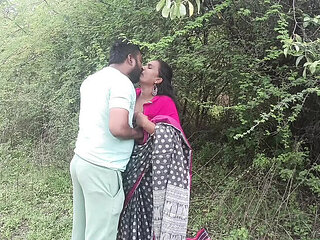 Desi Indian Kavita gets doggy style fuck in jungle - cum on her ass in saree outdoor sex