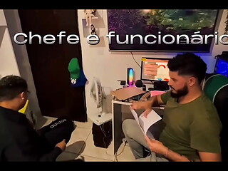 O FUNCION&Aacute_RIO BI PUTO FOI LEVAR UM DOCUMENTO NA CASA DO CHEFE E ACABOU GANHANDO UM PRESENTINHO MUITA PIROCADA E MUITO LEITE (TEASER)