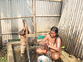 Indian desi housewife ke sath nahate samay Masti ki