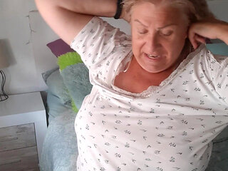 Fina Chats While She Gets Out of the Shower Completely Naked and Gets Ready