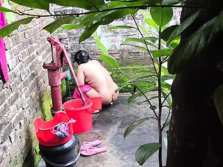 I see my aunty going to take a bath after I hugged and Fucking ass