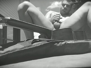 Big Men - Muscular Men - Outdoor - Sexy N1 - Frotando sobre el pene de 18 CM una Guitarra Yamaha C80 hecha en China